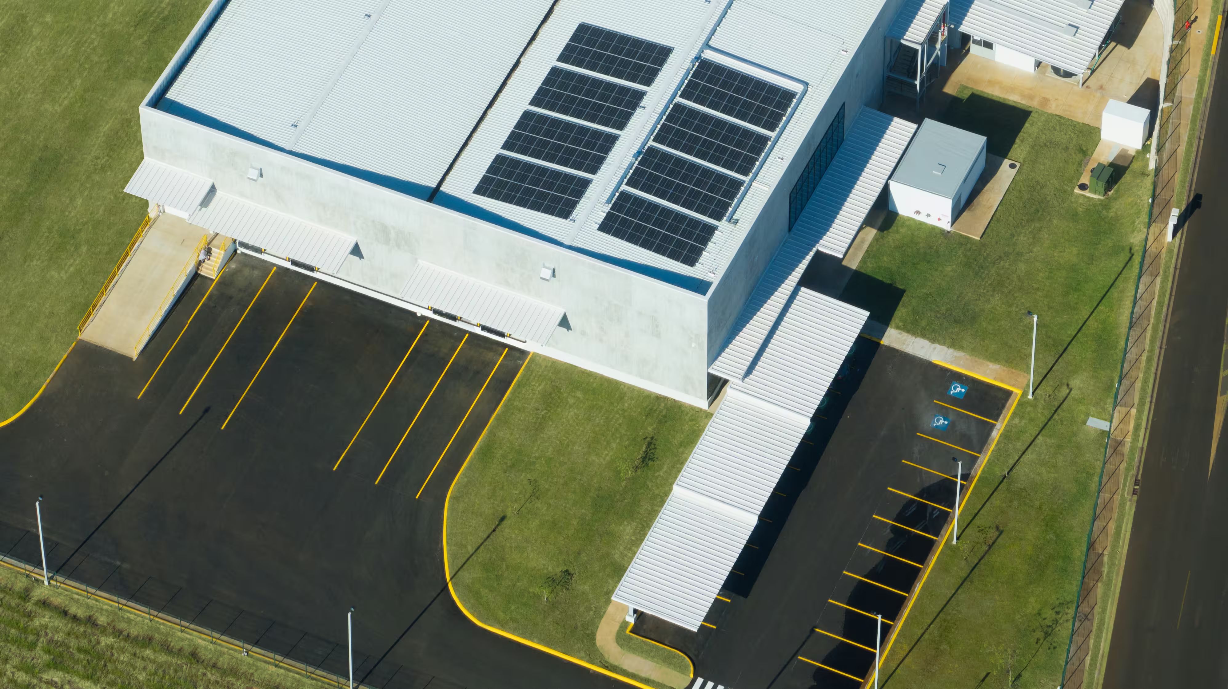 Vista aérea de la planta y el centro de distribución de Alquemis, con paneles solares en el techo