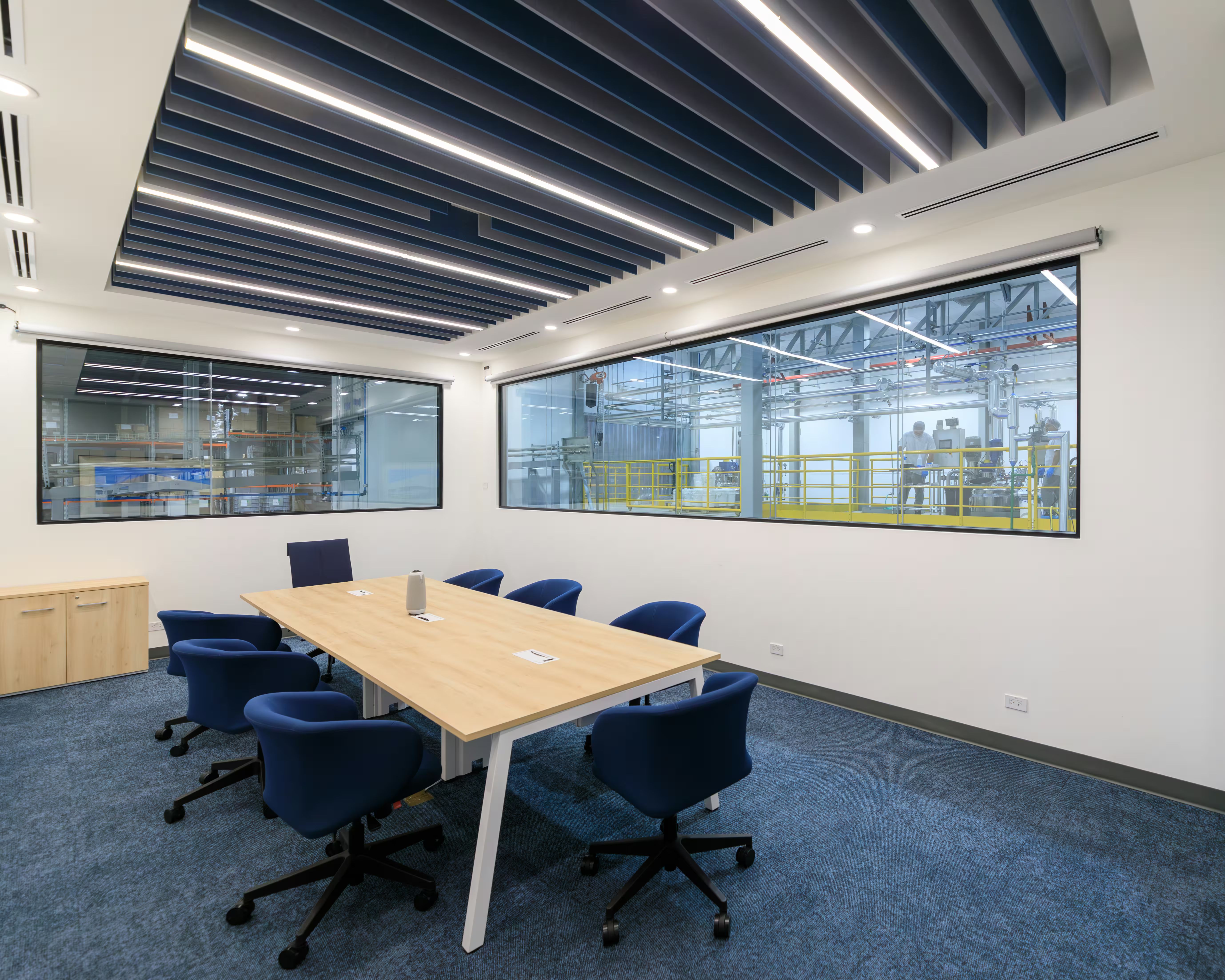 Sala de reuniones de las oficinas de Alquemis; detrás del vidrio, la planta de producción
