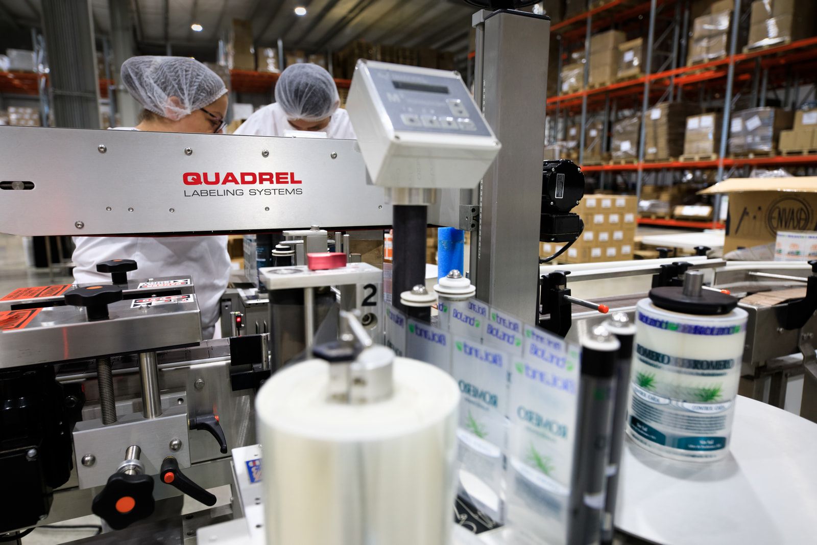 Labelling machine at the Alquemis plant